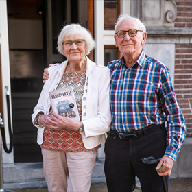 Broer en zus At en Dieneke van Schooten, nu kwieke negentigers, waren resp. 16 en 13 jaar oud toen de overval plaatsvond, zij woonden boven het kantoor van De Nederlandsche Bank. 
