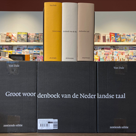 Boekhandel Roodbeen in Nijkerk maakt de vormgever heel blij door ook dit grapje op de zwarte omdozen te gebruiken.