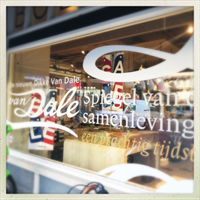 Scheltema in Amsterdam beplakte de winkelruit met logo en slogan: De nieuwe Dikke Van Dale, Spiegel van de samenleving, een prachtig tijdsbeeld.