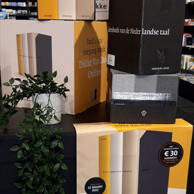 Boekhandel Van der Velde in Assen richtte een robuust blok in voor de nieuwe Dikke Van Dale.
