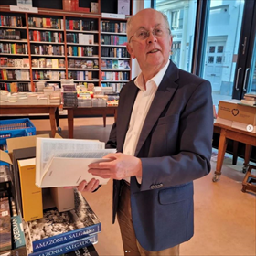 Jos Paardekoper van boekhandel Praamstra in Deventer pakte hoogst persoonlijk het eerste exemplaar uit.