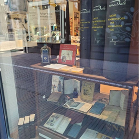 Ook richtte Jos Paardekoper een prachtige etalage in met een vitrinekast met historische woordenboeken (Praamstra, Deventer)