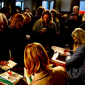 Marieke Lucas Rijneveld en Ilja Leonard Pfeijffer signeren veel deze week. Hier zaterdag bij het evenement van Athenaeum Boekhandel, Singel Uitgeverijen, Atlas Contact en SPUI25 in de Lutherse Kerk van Amsterdam.
