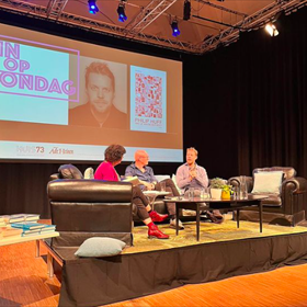 Toine Heijmans en Philip Huff praten over hun recente bestsellers bij Heinen in Den Bosch. De eerste won de boekhandelsprijs voor 'Zuurstofschuld'.