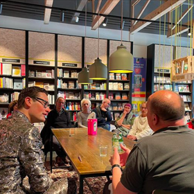 Boekhandel IJburg organiseerde een ronde tafel met Splinter Chabot. Aan een rechthoekige tafel, dat wel.