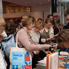 De stand van de Utrechtse Kinderboekwinkel druk bezocht. 