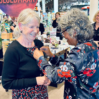 Ada Ruiter, boekverkoopster bij Libris Venstra, na 33 jaar boekenvak met pensioen