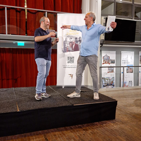Patrick heeft net het eerste exemplaar van 'Vlieg, mijn zwaluw' overhandigd aan Rob Veneboer, directeur Sanoma Benelux