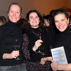 Esther Hendriks, Nina Wolff en Maria Kager met het zojuist nieuw verschenen debuut ‘De buitengewoon geslaagde opvoeding van Frida Wolf’