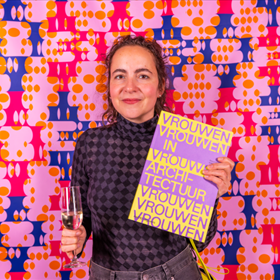 Grafisch vormgever Simone Trump van Team Thursday met het door hun ontworpen Vrouwen in architectuur