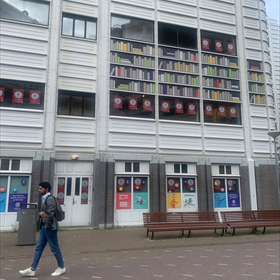 Het Literatuurmuseum / Kinderboekenmuseum heeft de actieposter op alle ramen geplakt
