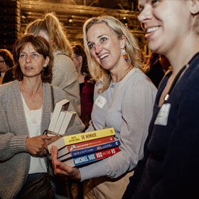 Sandra Coremans van Readshop Gilze (midden), Leonie de Boer (rechts)