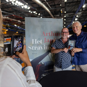 Arno Koek van Boekhandel Blokker in Heemstede; Nienke Faber neemt een foto