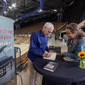 Boekverkoper en jurylid Marjoleine Wolf krijgt het eerste gesigneerde exemplaar