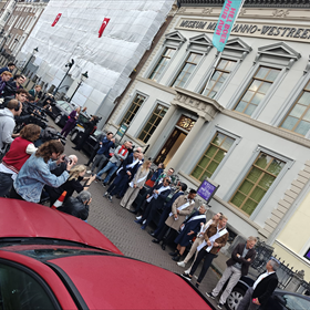 Alle prominenten met sjerp staan klaar voor de onthulling