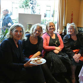 Melanie Lasange (oud-uitgever Gottmer), Martine Schaap (oud-uitgever Ploegsma), Annemarie Dragt (redacteur Kluitman) en Ria Turkenburg (redacteur Leopold).