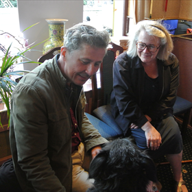 De eerste gasten: Remco Volkers (het kantoortje van Remco) met hond Tommie (v) en Ria Turkenburg (redacteur Leopold).