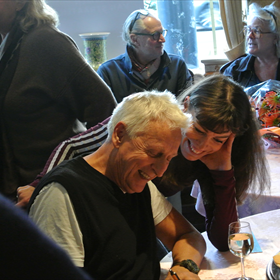 Harmen signeert voor illustrator en schrijver Loes Riphagen.