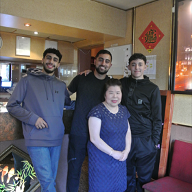 De eigenaar van restaurant Happy Corner met haar onmisbare hulp.