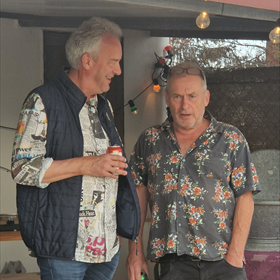 Wijnschrijver Sander de Vaan en Arthur smeden plannen voor een gezamelijk boek