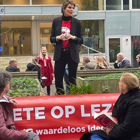 Eveline Aendekerk van de CPNB spreekt iedereen toe