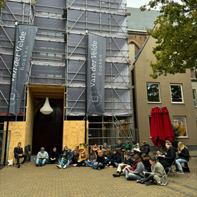 Van der Velde opende negen filialen uit protest een uur later. Hier in Zwolle.