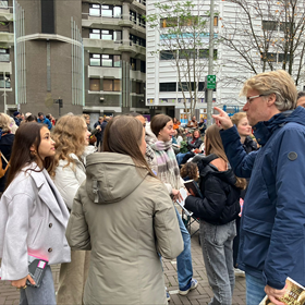 Docent Nederlands – en schrijver – Arjen van Meijgaard (rechts) is erbij met enkele leerlingen