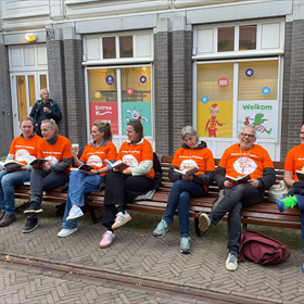 Geheel links René Koek van Veenerick in Roelofarendsveen in gesprek met Vincent Elzinga van De Kennemer Boekhandel in Haarlem