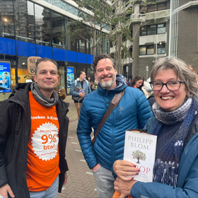 Boekverkoper van het jaar Gerben de Bruijn (Post Scriptum, Schiedam), auteur Mark H. Stokmans, en Manda Heddema (Jacques Baas, Driebergen)