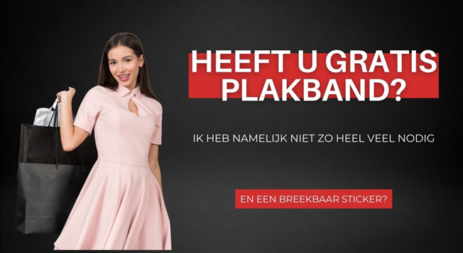 Een vrouw komt met een pakketje richting de postbalie. Ze is direct aan de beurt. 'Heeft u ook ...