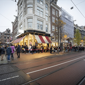 Een rij van drie uur voorafgaand aan de signeersessie van Angela Merkel bij Athenaeum Boekhandel op het Spui.