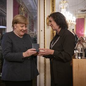 Burgemeester Femke Halsema reikt Angela Merkel de Gouden Medaille van de stad Amsterdam uit. Voor het eerst wordt deze onderscheiding aan een vrouw toegekend.