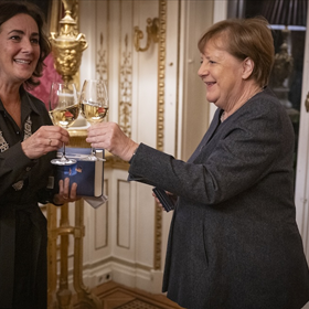 Angela Merkel en Femke Halsema proosten samen op de memoires Vrijheid en de Gouden Medaille.