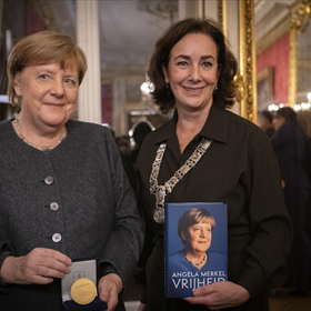 Angela Merkel en Femke Halsema poseren voor fotografen en camera’s.