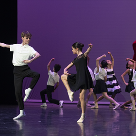 Jonge dansers van Koninklijk Conservatorium Dans voeren de choreografie Festina Lente van Tessa Cooke uit.