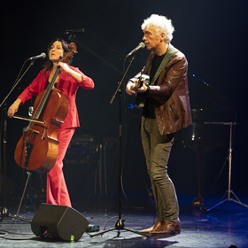 Saartje Van Camp (zang, cello) en Spinvis (zang, gitaar)