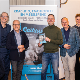 Bij de presentatie waren verschillende boekenvakkers aanwezig, vlnr Toni Melenhorst (Nawijn & Polak), Frank Krake, Wim Kersten (Meijer & Siegers), Boekverkoper van het Jaar Gerben de Bruijn (Post Scriptum), Kees Schafrat (Boekhandel Broekhuis),  Marieke Lip (Pet) en John Reterink (Reterink boek en kantoorvakhandel) 