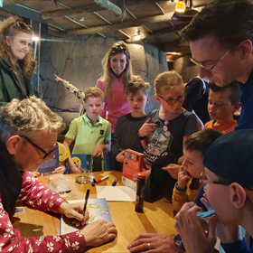 Hugo van Look signeert na de Tekenworkshop