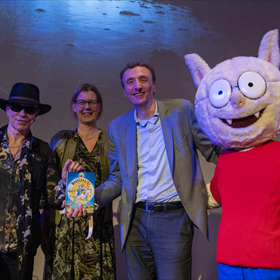 Overhandiging eerste exemplaar Wondernacht aan Alex en Bertine van Hooff - Directie Burgers' Zoo , Fotograaf Mira Meijer