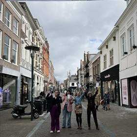 In Amersfoort hangt een bannier boven de straat