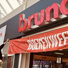 Bij Bruna Streekhof in Bovenkarspel is de bannier boven de ingang opgehangen