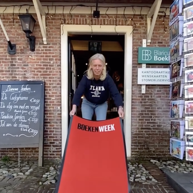 Boekhandels zijn&nbsp;feestelijk ingericht, het geschenk en het essay liggen klaar. Het is weer ...