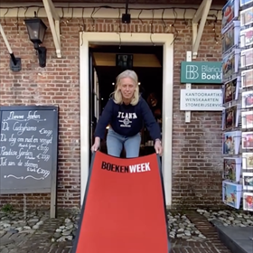 Sandra van Holst van de Blaricumsche Boekhandel legt de rode loper uit