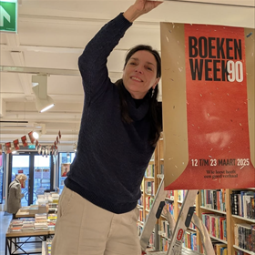 Esther Beugels van Kooyker hangt de banners op