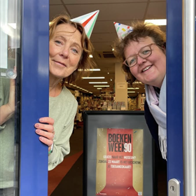 Medewerkers van Boekhandel Romijn in Barneveld heten iedereen feestelijk welkom