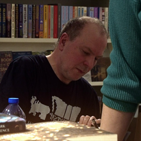 Mark Lawrence had niet gedacht zo veel fans te ontmoeten en zo te veel te signeren