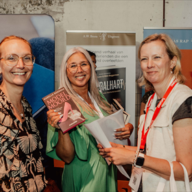 Natascha Schrijn van AW Bruna Uitgevers (midden) en Martine Broekman & Suzanne Brouwer van Bruna Huissen