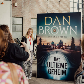 Alvast op de foto met de langverwachte nieuwe thriller van Dan Brown die in september verschijnt 