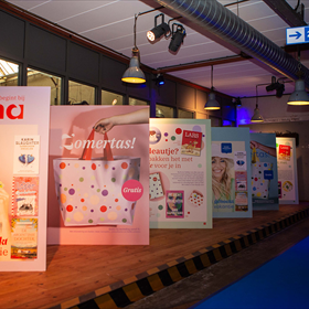 Ingang naar de markt met blauwe loper