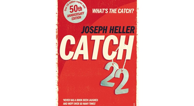 Op een ligbed voor zijn vintage camper, in de schaduw van de luifel, leest een man Catch 22 van ...
